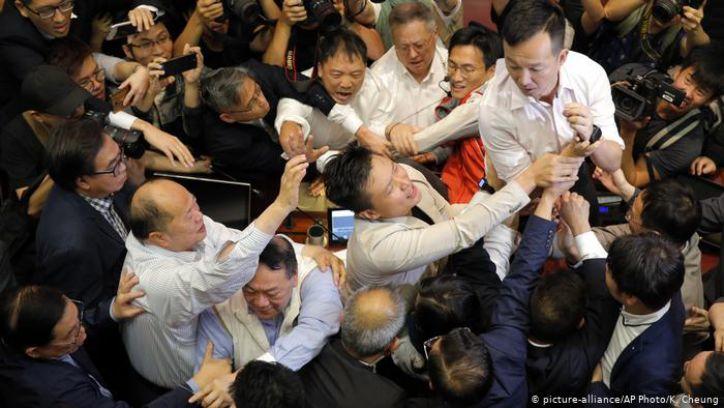 被暴徒推上热搜的香港 | 中国驻法使馆发言：没有谈判的余地！