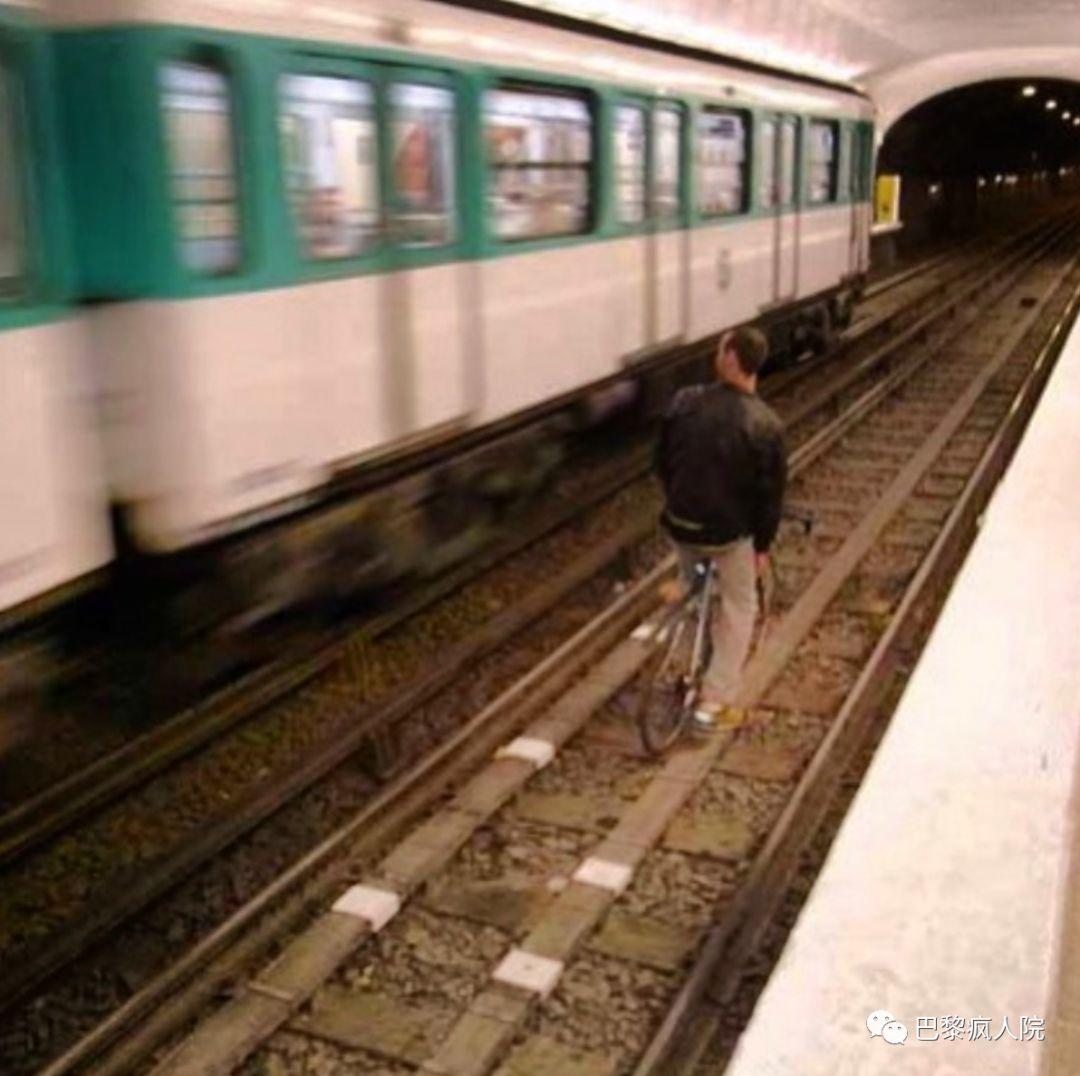 , 哎呀，又有汽车掉进地铁里了&#8230;今天你的地铁停了吗？, My Crazy Paris