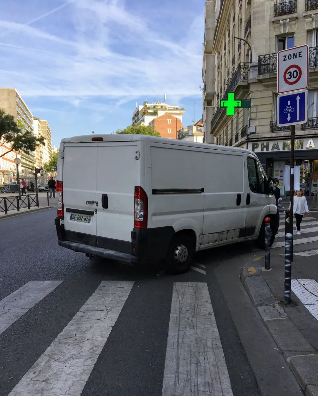 , 法国老司机花式停车：“怼进去”的车位，“撞出来”的地盘！, My Crazy Paris